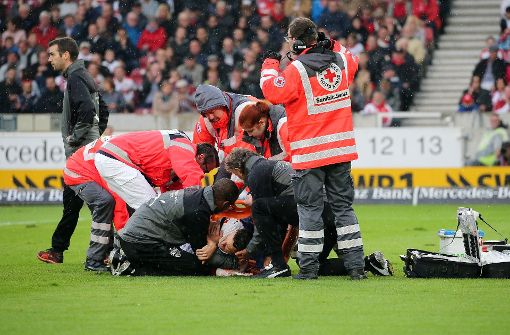 Der traurige Höhepunkt des Spiels: VfB-Kapitän Christian Gentner liegt schwer verletzt auf dem Platz. Foto: Pressefoto Baumann