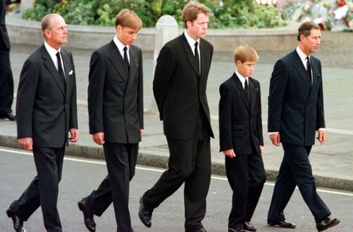 Philip (li.) begleitete William (2.v.li.) und Harry(2.v.re.) auf Dianas Beerdigung – im Bild mit Dianas Bruder Charles Spencer (Mi.) und Prinz Charles. Foto: AFP/Jeff J. Mitchell