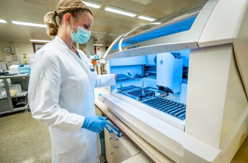 Eine Laborantin am PCR-Automaten in der Klinik am Eichert, mit dem täglich bis zu 250 Abstriche untersucht werden können. Hier ist die Lage  entspannt, die steigenden Zahlen in Deutschland beunruhigen jedoch das Landratsamt. Foto: Giacinto Carlucci