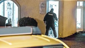 Ein Polizist sichert im Januar den Tatort, einen Friseursalon in Pleidelsheim. Dort soll eine 42-Jährige auf ihre Tochter und deren Freundin eingestochen haben. Foto: dpa