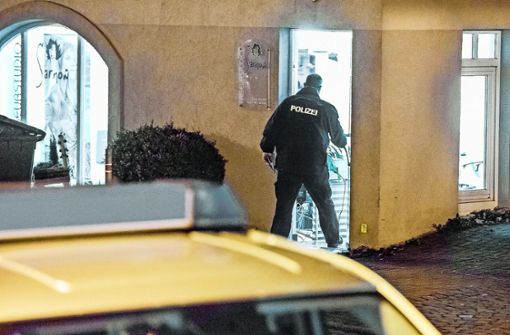 Ein Polizist sichert im Januar den Tatort, einen Friseursalon in Pleidelsheim. Dort soll eine 42-Jährige auf ihre Tochter und deren Freundin eingestochen haben. Foto: dpa