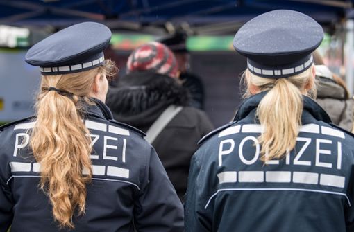 Polizisten erteilten dem Störenfried einen Platzverweis. Foto: Sebastian Gollnow/dpa