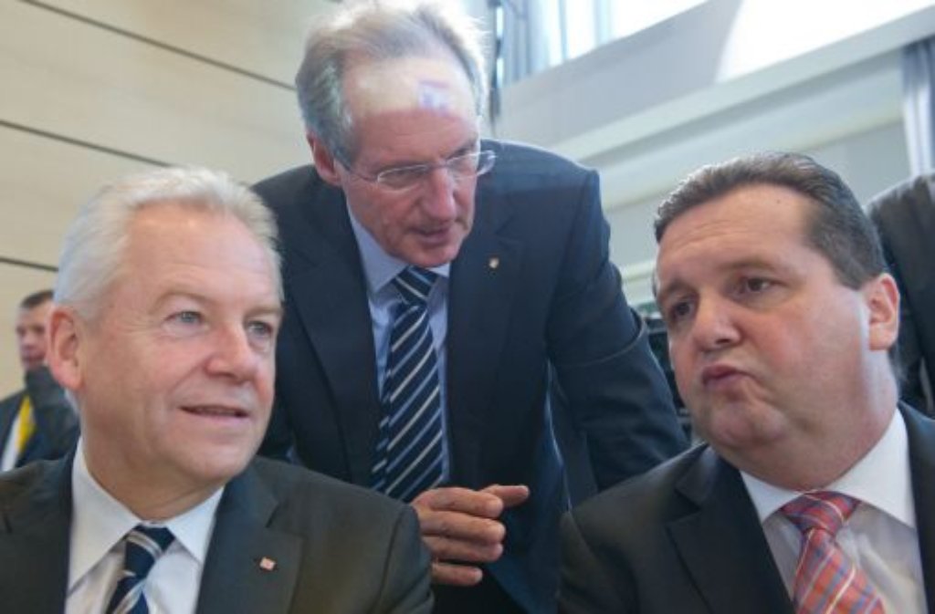 Bahnchef Rüdiger Grube (l-r), Stuttgarts Oberbürgermeister Wolfgang Schuster und der baden-württembergische Ministerpräsident Stefan Mappus (CDU) unterhalten sich.