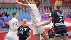 Rückraumspielerin Xenia Smits und die deutschen Handballfrauen finden noch zu selten die Lücken in den gegnerischen Abwehrreihen. Foto: dpa/Bo Amstrup