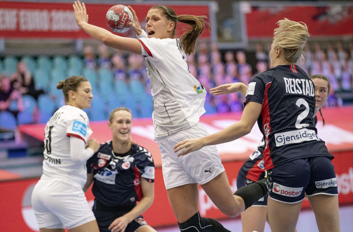 Rückraumspielerin Xenia Smits und die deutschen Handballfrauen finden noch zu selten die Lücken in den gegnerischen Abwehrreihen.
