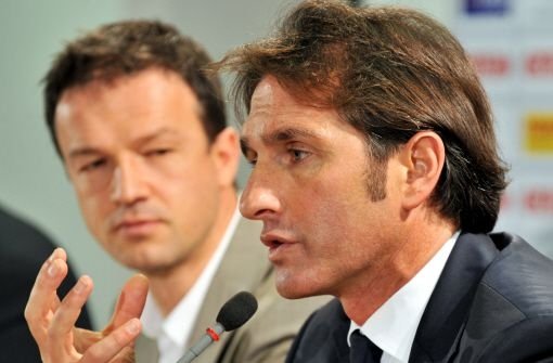 Bruno Labbadia (rechts) und VfB Sportdirektor Fredi Bobic am Sonntag bei der Pressekonferenz in der Mercedes-Benz Arena, in der Labbadia als neuer Trainer vorgestellt wurde. Foto: dpa
