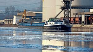Eis auf dem Neckar behindert wie hier im Plochinger Hafen seit wenigen Tagen den Schiffsverkehr. Foto: Horst Rudel