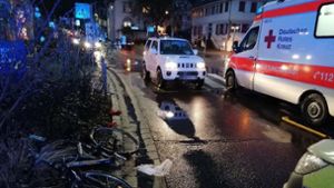 Die Radfahrerin kam mit schweren Verletzungen in eine Klinik. Foto: Andreas Rosar Fotoagentur-Stuttg/Andreas Rosar Fotoagentur-Stuttg