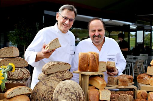 Johann Lafer (rechts) liebt gutes Brot – genau wie sein Freund, der Herrenberger Bäcker Jochen Baier. Foto: Bäcker Baier