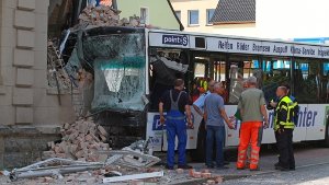 Bei einem schweren Unfall in Halberstadt im Harz ist ein Mensch getötet worden. Ein Linienbus hatte ein Haus gerammt. Foto: dpa-Zentralbild
