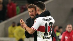 Rein und wieder raus: VfB-Trainer Markus Weinzierl (li.) erklärt Erik Thommy seine Wechselspielchen. Foto: Baumann