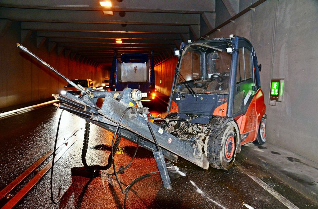 Hochgefährliche Fahrt eines Lkw: Im B27 a-Tunnel blieb ein zertrümmerter Gabelstapler zurück.