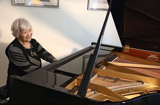 Die Beschäftigung mit zeitgenössischer Musik ist inzwischen etwas in den Hintergrund getreten: Gunilde Cramer  am Flügel in ihrem Haus in Lichtenwald. Foto: /Rainer Kellmayer