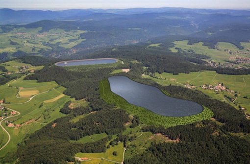 Neben dem bestehenden Hornbergbecken soll auf dem Hotzenwald ein zweites Pumpspeicherbecken (vorne) gebaut werden. Es wäre die bundesweit größte Anlage ihrer Art. Foto: Schluchseewerk