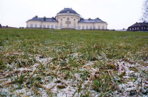 Bereits nach wenigen Stunden schmolz der Schnee auch am Schloss Solitude wieder dahin. Foto: Fotoagentur-Stuttgart / Andreas Rosar