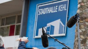 Ihre Bundestagskandidaten stellte die AfD im November in Kehl lieber unter Ausschluss der Öffentlichkeit auf – hier wartende Medienvertreter vor der Kehler Stadthalle. Foto: dpa