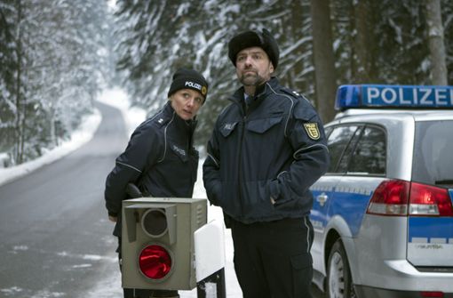 Alles andere als harmlos: Christina Große und Juergen Maurer als Dorfpolizisten Foto: SWR