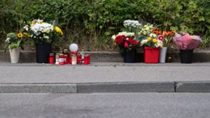 Bürger stellen nach der Bluttat im Stuttgarter Stadtteil Fasanenhof Blumen und Kerzen zum Gedenken auf. Foto: dpa/Marijan Murat