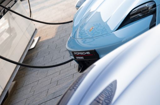 Mehrere Porsche Taycan stehen an einer Ladesäule. Foto: dpa/Sebastian Gollnow