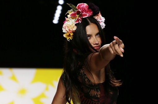 Victorias Secret-Engel Adriana Lima lief für Desigual bei der New Yorker Fashion Week über den Laufsteg. Foto: dpa