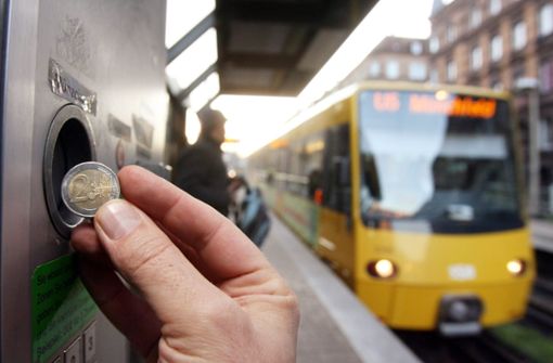 Wer in der Stadtbahn stürzt, soll umgehend Bescheid sagen, raten die SSB. Foto: dpa/Bernd Weissbrod