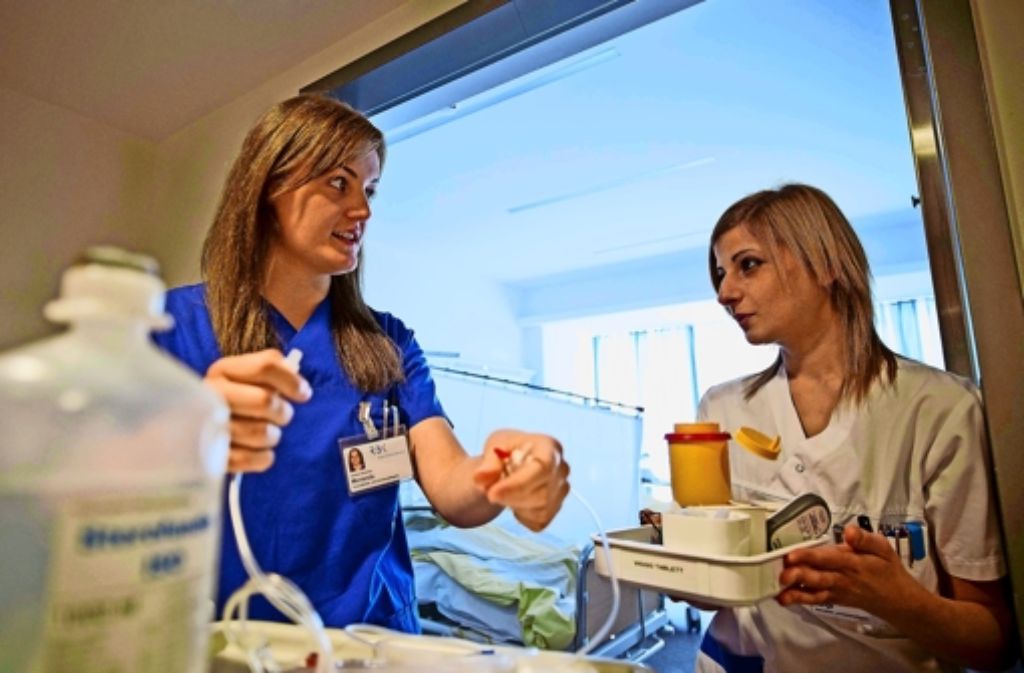 Darauf hoffen viele Fachkräfte aus Italien: So wie Jessica Moranda (links) und Ilaria Mange dauerhaft in Deutschland arbeiten zu können – hier am Robert-Bosch-Krankenhaus in Stuttgart