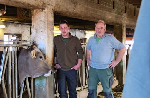 Daniel (li.) und Helmut Maier leben auch von der Milch ihrer Kühe. Foto: Judith A. Sägesser