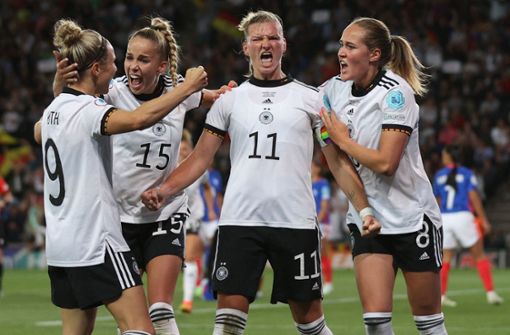 Alexandra Popp (Mitte) schießt das deutsche Team mit zwei Toren ins Finale. Foto: AFP/Adrian  Dennis
