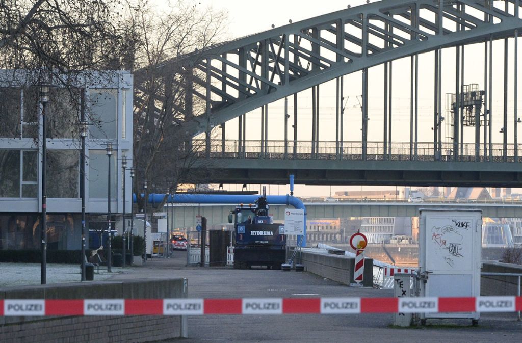 Für die Entschärfung musste auch die Hohenzollernbrücke gesperrt werden. Foto: dpa/Roberto Pfeil