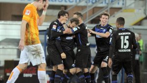 Die Spieler des SC Paderborn feiern ihren 3:1-Heimsieg gegen Hertha. Foto: dpa