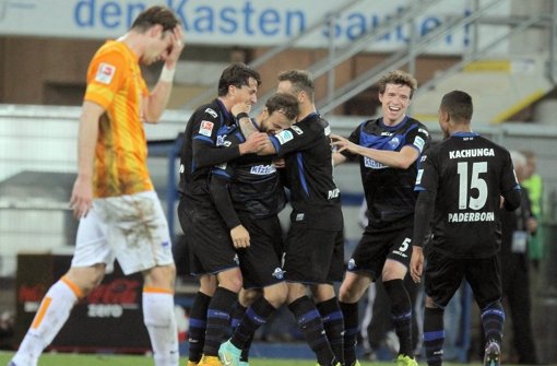Die Spieler des SC Paderborn feiern ihren 3:1-Heimsieg gegen Hertha. Foto: dpa