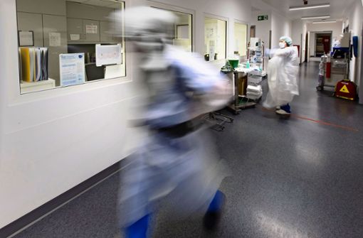Meistens in Eile: Krankenpfleger auf Intensivstationen in Kliniken. Foto: dpa/Frank Molter