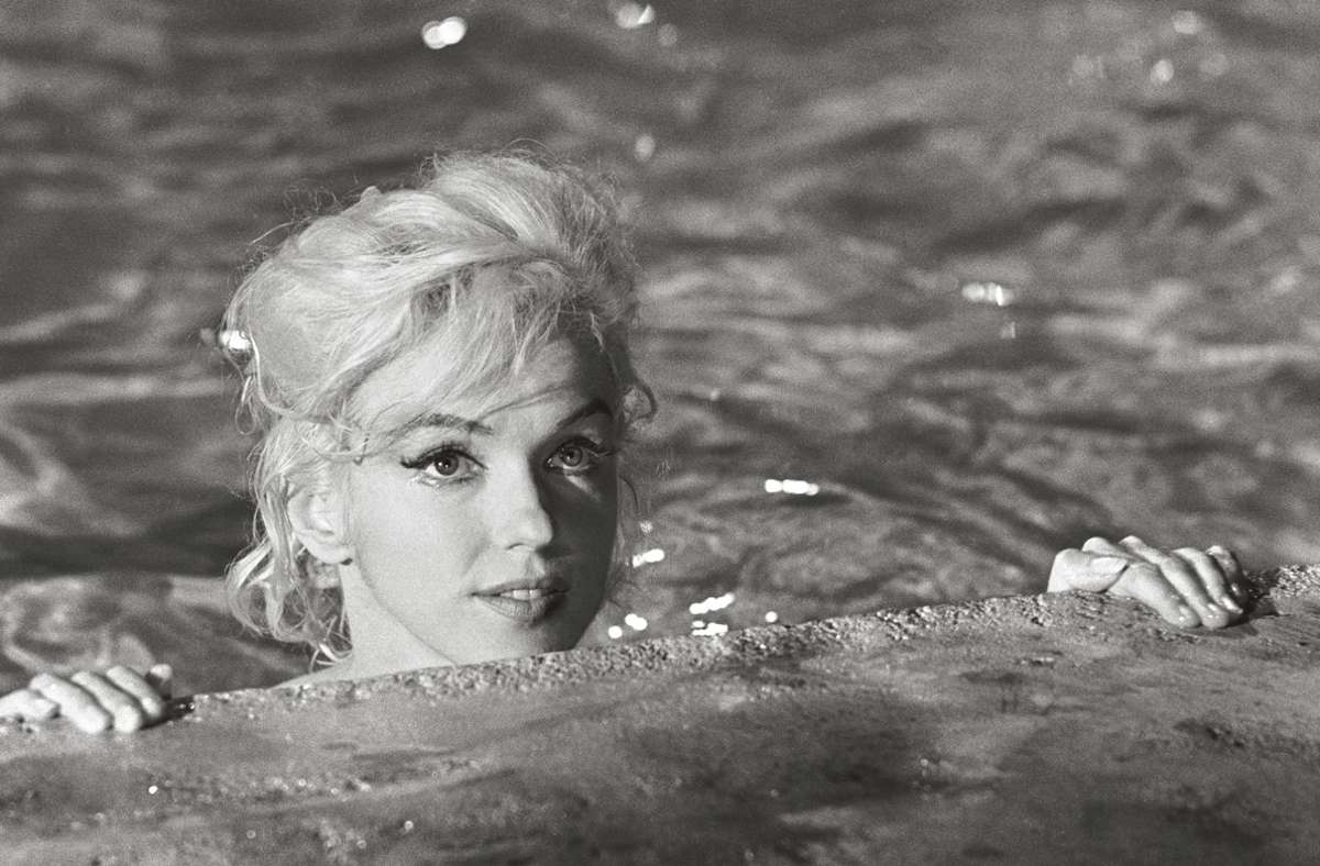So schaut nur eine: Marilyn Monroe im Pool.
