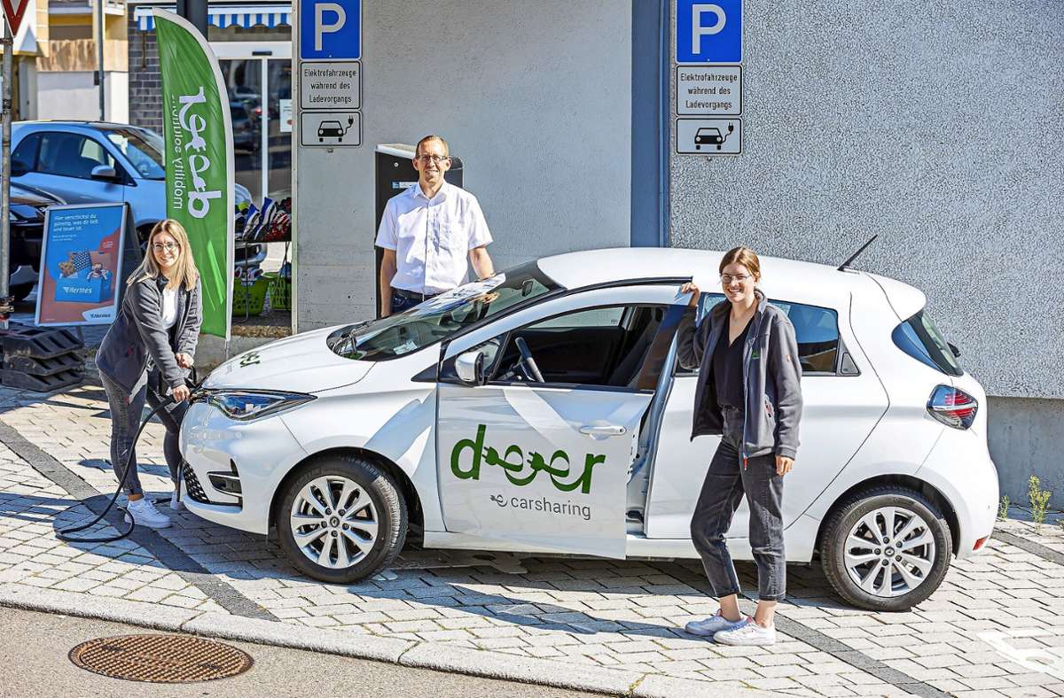 Bürgermeister Torsten Bartzsch freut sich mit den Deer-Mitarbeiterinnen Pia Epple (links) und Ellen Schuler über das neue E-Carsharing-Angebot. Foto: KS-Images.de / Karsten Schmalz