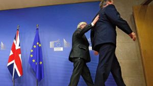 Jean-Claude Juncker und David Cameron verlassen die Bühne – beim EU-Gipfel haben die Mitgliedsstaaten über den Brexit diskutiert – mit einem vagen Ergebnis.  Foto:dpa Foto:  
