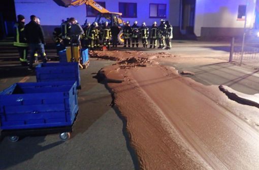 Eine dicke Schokoladenschicht klebt auf einer Straße bei Werl. Foto: Feuerwehr Werl