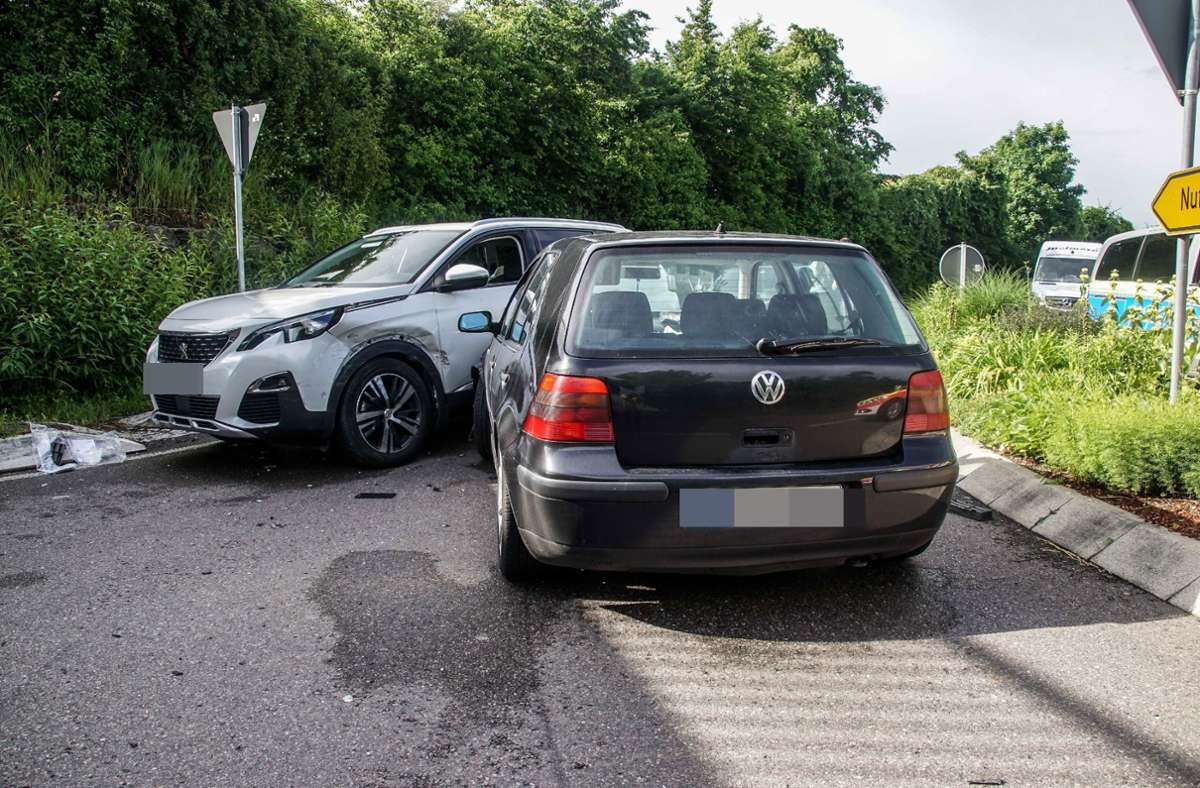 Der VW-Fahrer stieß während eines Überholvorgangs mit einer 23 Jahre alten Mini-Fahrerin zusammen, die von der Herrenberger Straße nach links auf die K 1068 abbog.