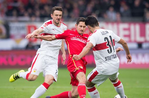 Szene aus dem Hinspiel: VfB-Kapitän Gentner und Özcan gegen Skrzybski von Union. Foto: Pressefoto Baumann