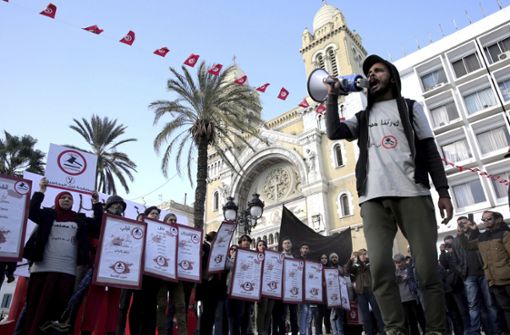 In Tunis protestiert das Volk gegen die Regierung, die es nicht schafft, das Land aus der Krise zu führen. Foto: AP