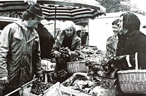 Eröffnung des Wochenmarktes in Möhringen 1975 mit den damaligen SPD-Bezirksbeirätinnen Charlotte Beecken und Sieglinde Schell-Dahlem sowie der Initiatorin und SPD-Stadträtin Gerda Strunk (Frauen von links) Foto: Caroline Holowiecki