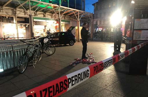 Großeinsatz in Heidelberg: Auf dem zentralen Bismarckplatz in Heidelberg ist ein Mann mit seinem Fahrzeug in eine Menschenmenge gefahren. Ein 73-Jähriger kam ums Leben. Foto: 7aktuell.de/Simon Adomat