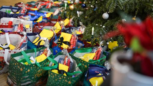 Bei der Weihnachtsfeier im Kulturwerk konnte Release-Mitte Lebensmitteltüten verteilen – finanziert von der Benefizaktion. Foto: Lichtgut/Max Kovalenko