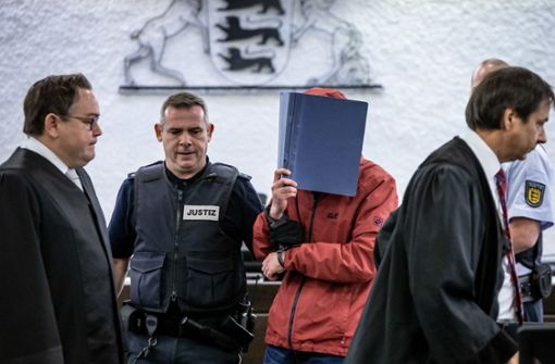 Auch zur Urteilsverkündung hat der Angeklagte  den Gerichtssaal hinter einer Mappe verborgen betreten. Foto: Lichtgut/Julian Rettig