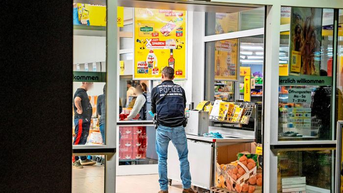 Mit Schusswaffen das Supermarkt-Personal bedroht