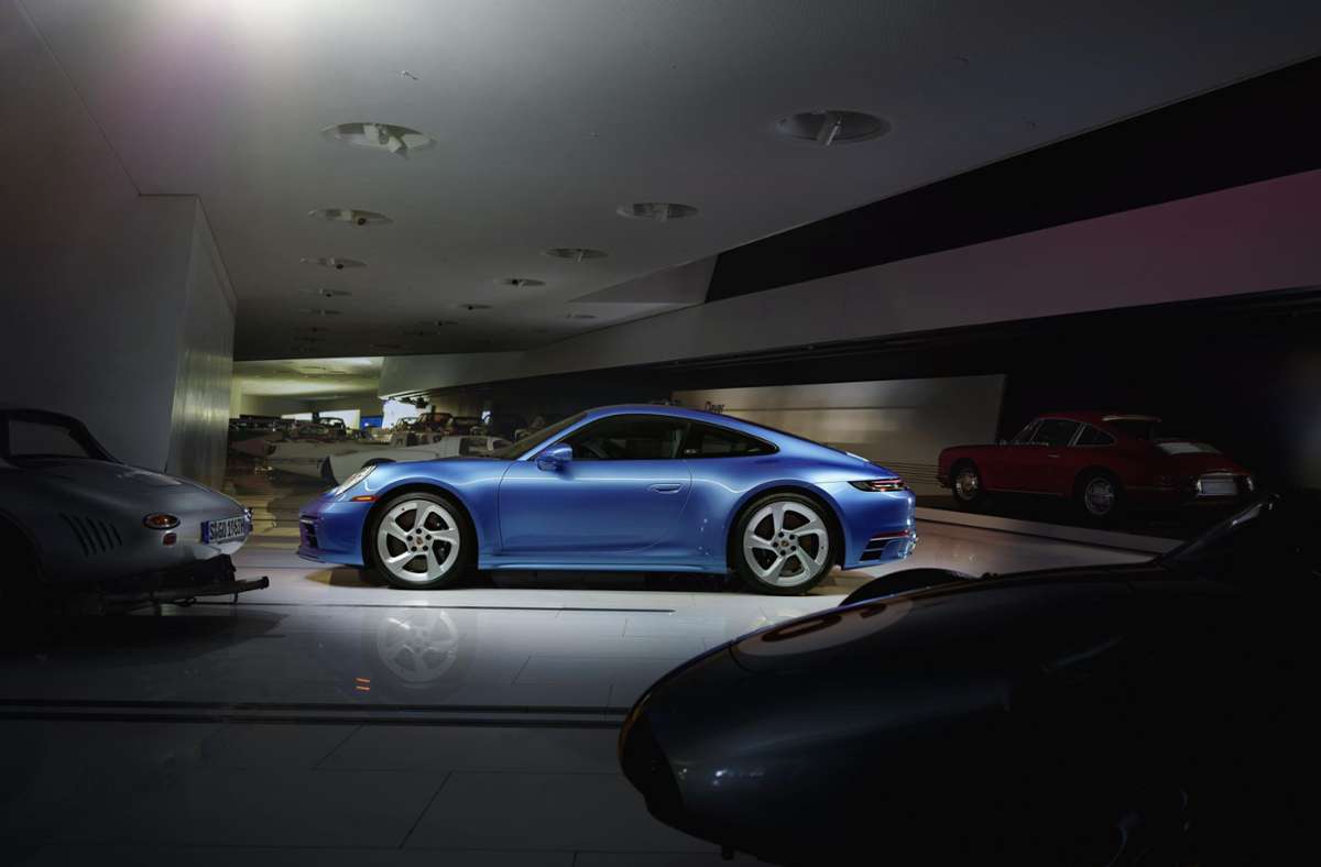 Das Auto ist in sallyblaumetallic lackiert, einem speziell für dieses Projekt entwickelten Lack, der von Hand aufgetragen wurde, wie Porsche berichtet.