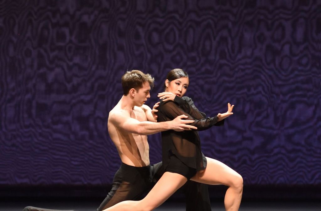 Choreografierte bereits als Cranko-Schüler: Louis Stiens kreierte 2017 „Qi“, Szene mit Robert Robinson und Hyo-Jung Kang