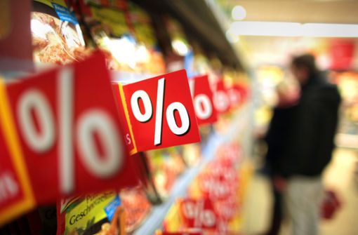 In den Lebensmittelgeschäften wird  auffällig auf die Preissenkungen hingewiesen. Foto: dpa/Oliver Berg