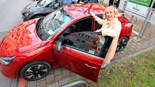Sabine Mezger, die Bezirksvorsteherin von Stuttgart-Nord, nimmt an der ersten Elektro-Carsharing-Station in der Stadt in einem E-Auto Platz. Foto: Lichtgut/Leif Piechowski