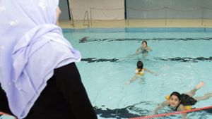 Muslimin am Beckenrand: Was tun, wenn die Mädchen größer werden? Foto: dpa