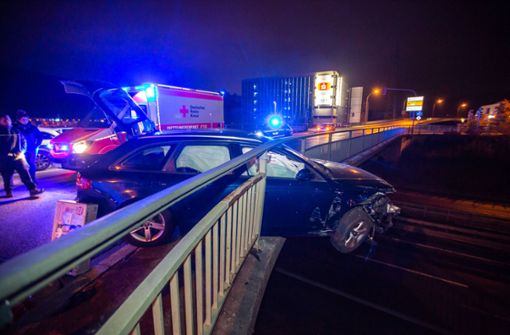 Ein Autofahrer hat mit seinem Wagen in Esslingen ein Brückengeländer durchbrochen. Foto: 7aktuell.de/Simon Adomat